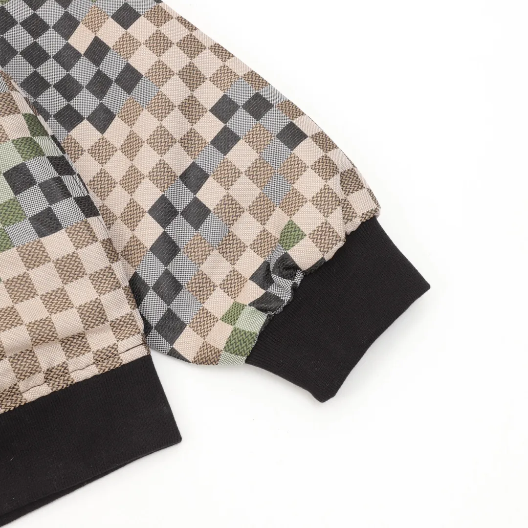 🅿️550 Louis Vuitton/Louis Vuitton checkerboard flight jacket is particularly popular this year. Baseball jackets are available at all levels of the market (you must compare the details). The most powerful quality control. Production and research on flight jackets for 7 years. Exquisite details. With it, you are the most beautiful boy in the universe. The lacquered full-surface four-button buckle (button with LOGO), and the fabric customization took more than a month. It is not ready-made on the market. It is made of wool blend, custom-woven and dyed. It has high color fastness. It is recommended to hand wash or dry clean it for the first time. "Knitted rib custom-woven at the hem", the lining is made of silky and delicate cupro fiber material, which can be worn directly against the body. It is extremely comfortable, a heavy-weight item, purchase version! Size：XS-L